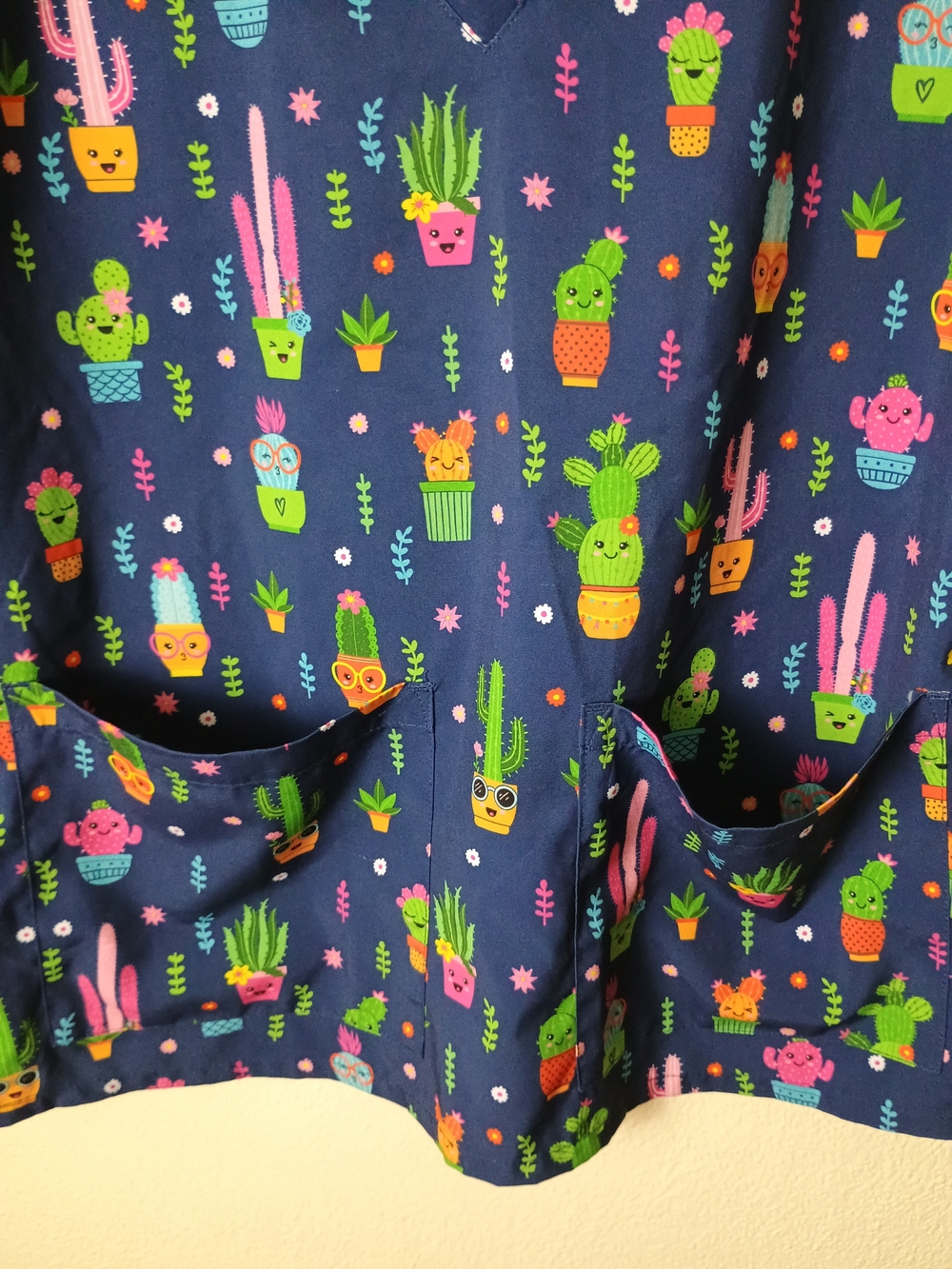 Ava Therese XL V-Neck Navy Cactus Print Scrub Top Front Patch Pockets - Picture 6 of 10